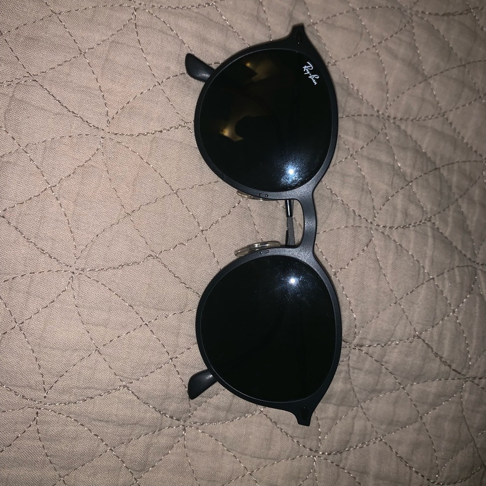 Authentic Ray-Ban Sunglasses. Style: ERIKA. BLACK.